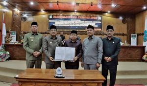 Bupati Ikuti Rapat Paripurna DPRD dalam Penetapan Propemperda Tanjab Barat 2023