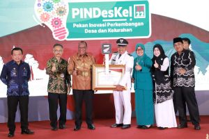 Bupati Tanjab Barat Terima Penghargaan Upakarya Wanua Nugraha 