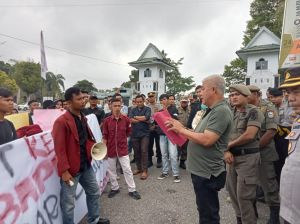 Mahasiswa Tuntut Kepala Bappeda Sarolangun untuk Mundur 