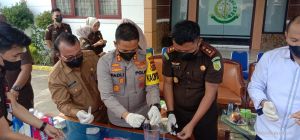 Kejari Tanjab Barat Didampingi Kadinkes Musnahkan BB Narkotika 