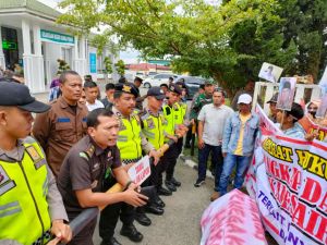 Datangi Kantor Kejari Sungaipenuh, Warga Minta Kades Air Mumu Diperiksa  