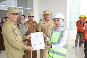 Didampingi Kadis PUPR, Bupati Kerinci Serahkan 100 Sertifikat Tukang 