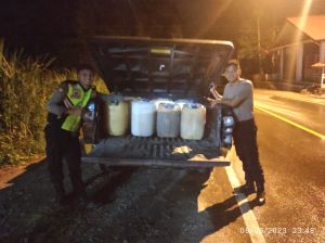 Polisi Amankan Puluhan Dirigen Berisi Miras Jenis Tuak di Sungaipenuh