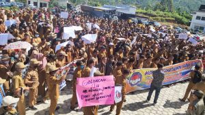 Perangkat Desa di Kerinci Gruduk Kantor Bupati Kerinci 