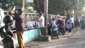 Hari Pertama MPLS, Orang Tua Siswa Pantau Anak Dari Luar Pagar Sekolah 