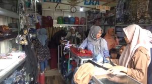 Penjual Seragam Sekolah di Pasar Kota Jambi Diserbu Pembeli, Omset Penjual Meningkat Drastis
