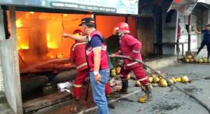 Diduga Akibat Konsleting Listrik dan Ledakan Gas, Bangunan di Sipin Kebakaran 