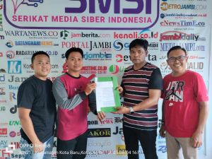 Resmi, Ketua SMSI Provinsi Jambi Serahkan SK Pengurus SMSI Muaro Jambi 