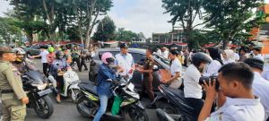 Fasha Ajak Para Siswa Bagikan Bendera Merah Putih di Tugu Keris 