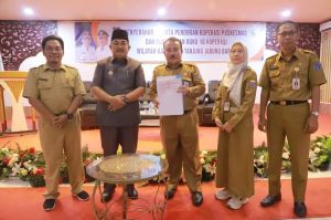 Bupati Tanjabbar Serahkan Akta Pendirian Badan Hukum Koperasi kepada 16 Pengurus Puskesmas