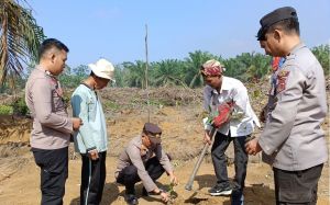 Atasi Kawasan Tandus dan Gersang, Polsek Tengah Ilir Inisiasi Tanam 100 Pohon