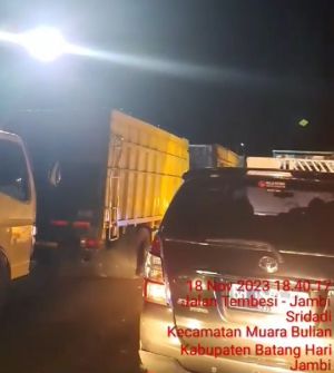Kondisi Macet Parah di Sridadi, Batanghari: Angkutan Batu Bara Menumpuk