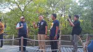 Didampingi Bupati, Sandiaga Uno Apresiasi Ekowisata Mangrove Pakal Babu, Siap Bantu Akses Jalan