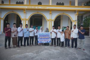 Panitia Pembangunan Masjid Jami Al- Amin Desa Kemantan Dan Ponpes Miftahul Ulum Berikan Takj