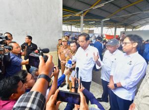 Presiden Jokowi Pantaudan Bahan Pokok di Pasar Rakyat Sambil Bagi Sembako 
