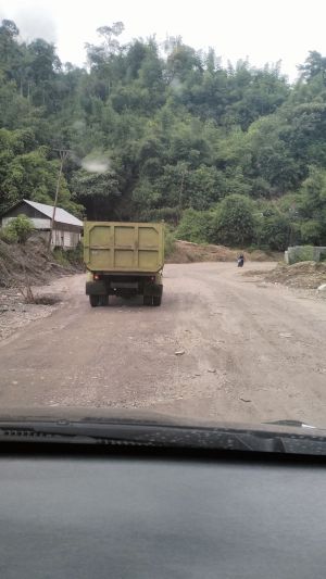 Sisa Material Longsor di Jalan Nasional Lubuk Nagodang-Siulak Deras dikeluhkan