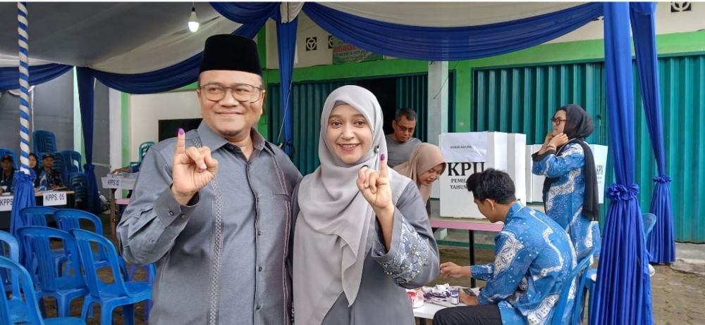 Dr. Maulana dan Istri Menyalurkan Hak Pilih di TPS 01 Kebun Handil