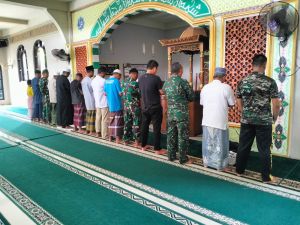 Meskipun Sibuk, Personil Satgas TMMD Menyempatkan Diri Sholat Dzuhur Berjamaah