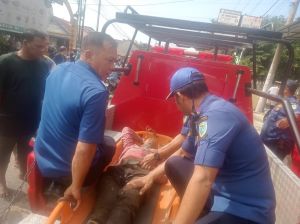 Damkartan Kota Jambi Selamatkan Warga yang Jatuh Tersangkut Kabel Listrik