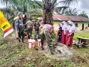 Personil Satgas TMMD Ditonton Anak-anak Saat Bekerja, Ini Respon Dandim Bute
