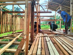 Satgas TMMD Pasang Lantai Kambing Warga Desa Teluk Kuali