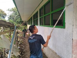 Tingkatkan Kualitas Sarpras Pendidikan, Satgas TMMD Cat Dinding MI Nurul Falah