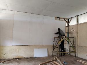 Satgas TMMD Pasang Dinding Pembatas Kelas Madrasah Nurul Falah