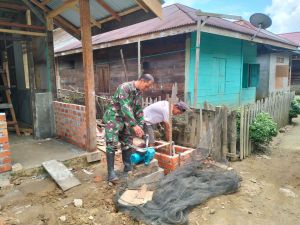 Satgas TMMD Pasang Pipa Air Sumur Bor RTLH Milik Hendri