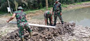 Personil Satgas TMMD Pasang Pipa Kolam Ikan di Teluk Kuali