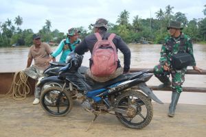 Diatas Ponton, Pendim Bute Sosialisasikan Tentang Rekrutmen dan Werving TNI ke Warga