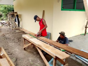 Buat Pintu Sekat Ruang Kelas MI Nurul Falah, Warga dan Satgas TMMD Gotong Royong