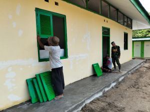 Satgas TMMD Kebut Pekerjaan Rehab Madrasah, Kini Pemasangan Jendela