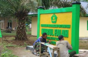 Finishing, Satgas TMMD Cat Papan Nama Madrasah Nurul Falah