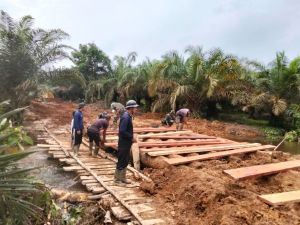 Warga dan Satgas TMMD Bahu membahu Buat Jembatan untuk Akses Jalan