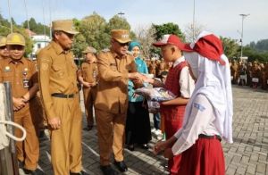 Pemkot Sungai Penuh Launching Program Unggulan Pemberian Seragam Sekolah Gratis