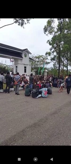 Ini Dia DidugaKesalahan Fatal Kades Jambu SehinggaWarganya Demo keKantor Bupati TeboTuntutPencopotan