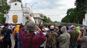 Ratusan Massa SPI Aksi di Gerbang Komplek Perkantoran Pemkab Tebo, Ini Tuntutannya