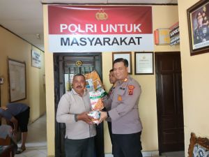 Kapolsek Bangko Serahkan Bibit Jagung ke Kades Sungai Kapas