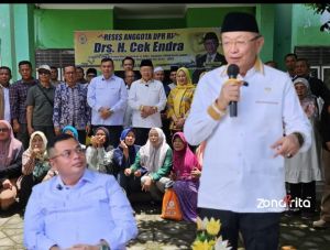 Didampingi Ketua DPRD Kota Jambi KFA, CE Serahkan Motor Roda Tiga ke Warga Pematang Sulur