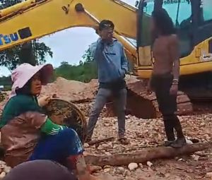 Viral! Operator Excavator Marahi Ibu Pendulang di Merangin, Netizen Desak Polisi Turun Tangan