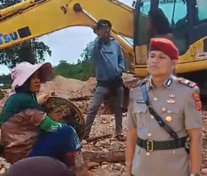 Pendulang Emas Dimarahi Operator Tambang Ilegal, Polisi Turun Tangan