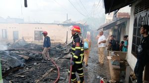 Korsleting AC Picu Kebakaran Hebat di Pucuk, 12 Rumah Ludes