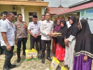 Ringankan Beban Warga, Wabup Gerry Trisatwika Salurkan Bantuan Sembako di Pelawan