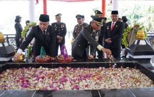 Bupati Agus Rubiyanto Ikuti Upacara Ziarah Makam Pahlawan