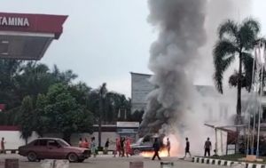 Dua Mobil Terbakar di SPBU Sungai Bengkal, Api Panikkan Warga