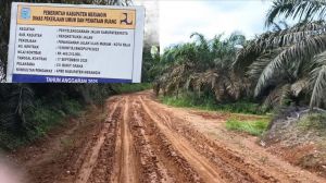 Belum Dua Bulan Dikerjakan, Jalan Ulak Makam–Kota Raja Rusak Parah