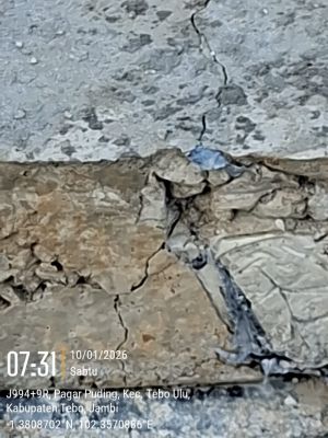 Turap Hibah BNPB Rp20,4 M di Pagar Puding Retak, Baru 10 Hari Selesai Narasi Berita