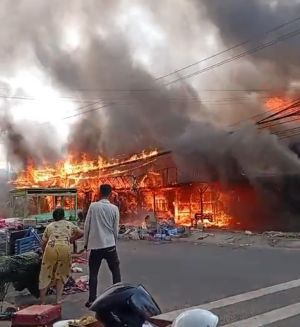 Kebakaran Hebat di Adam Malik Jambi, Enam Kios Hangus dan Satu Warga Tewas
