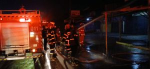 Kebakaran Dini Hari Hanguskan Dua Bangunan Usaha di Kenali Asam Atas