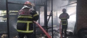 Rumah Kosong di Danau Teluk Hangus Terbakar, Diduga Akibat Korsleting
